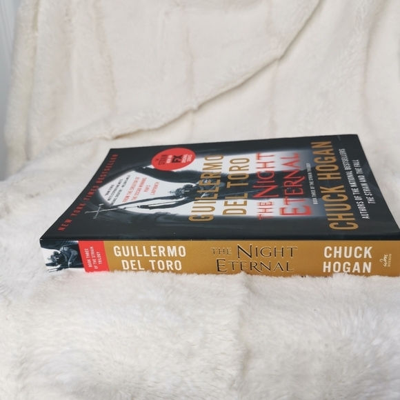 🩵 3/$25🩵The Eternal Night Paperback by Chuck‎  Hogan and Guillermo Del Toro - Picture 3 of 4